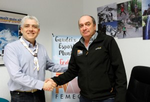 Pedro Tamarit (Izda.) y Carles Ferrís (dcha.) celebran la firma del Convenio